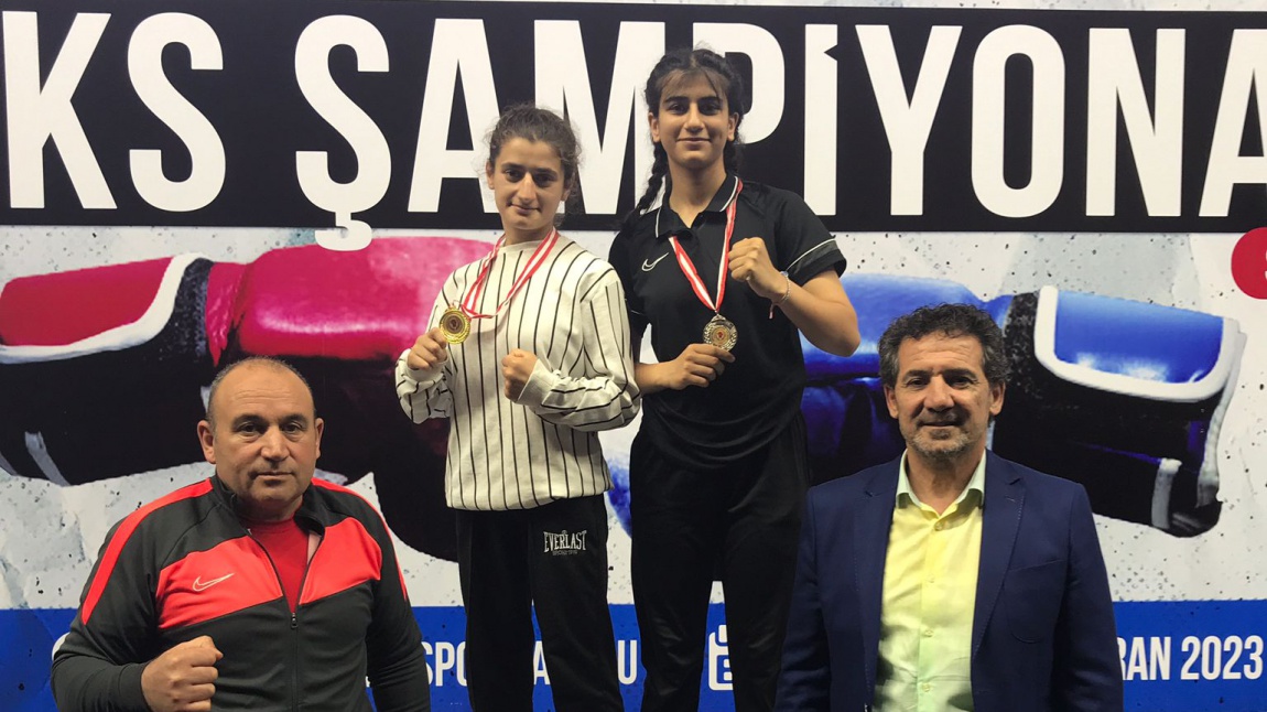  Öğrencisi Kardelen Çoban 2022_2023 Yıldız kadınlar 57 kilo Türkiye ikincisi oldu.